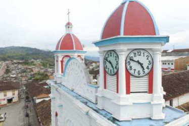 A lo más alto del templo subieron las nuevas campanas.