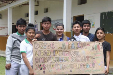 Estudiantes indígenas del colegio José María Carbonell, de Palestina.