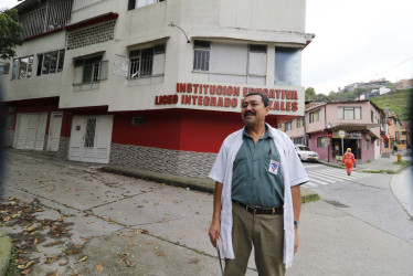 Foto | Darío Augusto Cardona | LA PATRIA  Jorge Orlando Salazar, profesor del colegio Liceo Integrado de Manizales. En la institución estudian 138 estudiantes de preescolar, primaria y bachillerato. El predio es uno de los que puede ser expropiado. 