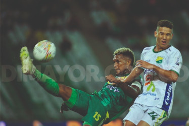 Leyser Chaverra (izquierda), del Deportes Quindío, disputa un balón con Jhon Méndez, del conjunto opita.