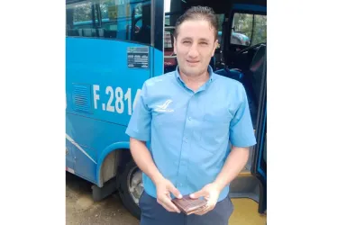 Destacan honestidad de conductor de buseta que devolvió billetera 