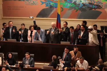 Foto | Cortesía de Minhacienda | LA PATRIA  El ministro de Hacienda, José Antonio Ocampo, celebra con los puños cerrados la aprobación de la reforma tributaria el el jueves 3 de noviembre en la Cámara de Representantes. 