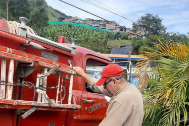 Los bomberos repartieron agua potable en diferentes sectores del municipio.