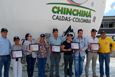 Los ganadores recibieron el premio al lado de la taza de café más grande del mundo. 