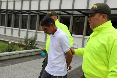 Este es el momento en el que Juan Carlos López Bañol es trasladado por las autoridades de Policía Caldas. 