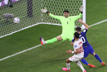 Christian Pulisic de EE. UU. anota el 0-1 durante el partido de fútbol del grupo B de la Copa Mundial de la FIFA 2022 entre Irán y EE. UU. en el estadio Al Thumama en Doha, Catar.