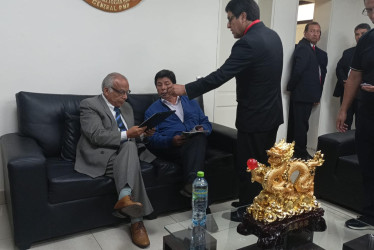 El expresidente peruano Pedro Castillo (centro) junto a su ex primer ministro, Aníbal Torres (izquierda), mientras permanecía detenido este miércoles, en la Prefectura de Lima (Perú).