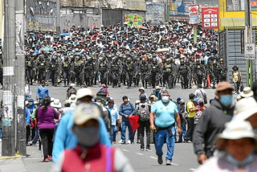 Policías vigilan una manifestación en Arequipa (Perú).