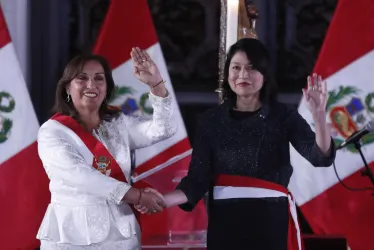 La presidenta de Perú, Dina Boluarte, junto a la ministra de Relaciones Exteriores, Ana Cecilia Gervasi Diaz (d), en el Palacio de Gobierno de Lima.