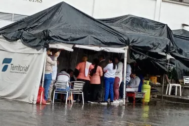 Al sol y al agua, así estuvieron los manifestantes durante el tiempo de protesta, esto a las afueras del Hospital San Marcos de Chinchiná.