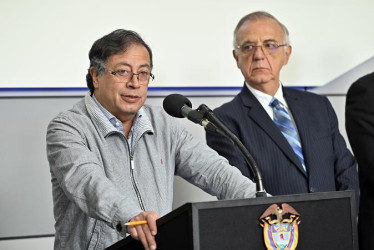 Gustavo Petro junto al ministro de Defensa, Iván Velásquez, tras un consejo extraordinario de seguridad en Bogotá.