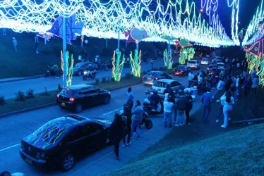 Los visitantes parquean sus vehículos a un costado de la vía para asegurarse el mejor puesto y tomarse la foto para compartir en familia y amigos.