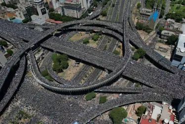 Fotografía área con dron de hinchas de Argentina celebrando hoy, la victoria de la selección argentina en el Mundial de Qatar 2022, en la autopista 25 de mayo en su intersección con la Avenida 9 de Julio en de Buenos Aires (Argentina).