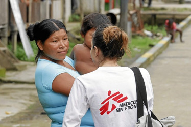 Médicos sin Fronteras ayudan a madres para que puedan llevar a sus hijos al médico.