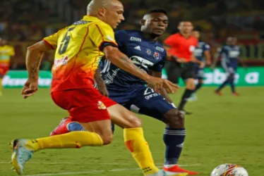 Andrés Felipe Correa (i) durante la final del fútbol colombiano, en la que se coronó campeón con el Deportivo Pereira. 