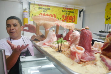 El carnicero Henry Nélson Sánchez afila cuchillos para presentar el pesebre más novedoso de Chinchiná, que es elaborado con piezas de res y cerdo. Lleva 22 años con la tradición de hacerlos con carne y los exhibe en su fama ubicada en el sector de Bomberos, de Chinchiná.