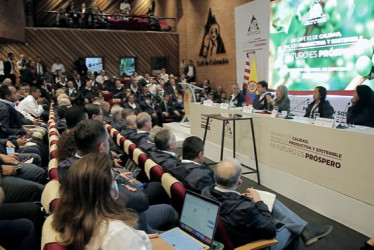 La ministra de Agricultura, Cecilia López (c), durante su intervención en el 90 Congreso Cafetero. 