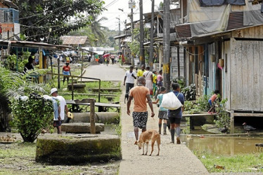 Ambas bandas controlan barrios de Quibdó donde imponen sus normas, cobran extorsiones y amenazan a quienes alzan la voz. 