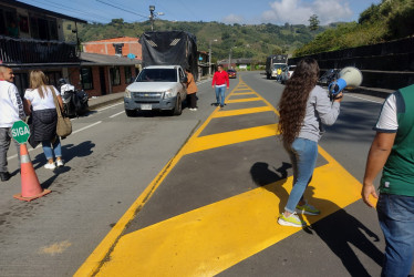 Inicialmente, se impidió el cobro en el peaje, pero luego se bloqueó por completo el tránsito vehicular.