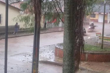 Así se ven las calles de Supía (Caldas) con las lluvias de este sábado. 