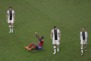 El jugador costarricense Joel Campbell (rojo) celebra uno de los goles de su selección, ante la impotencia demostrada por los alemanes. Ambos combinados quedaron eliminados del Mundial.