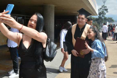 A Santiago Quintero, graduado en el Liceo Isabel la Católica de Manizales, lo acompañaron ayer su madre, Kelly, y su hermana, Salomé.