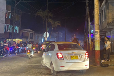 Por la Avenida El Libertador la oscuridad también imperaba, al menos así se ve en la foto enviada antes de que encendieran el alumbrado navideño.