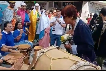 La mincultura (derecha) saluda a los miembros de una chirimía que la recibieron en el parque principal de Chinchiná.