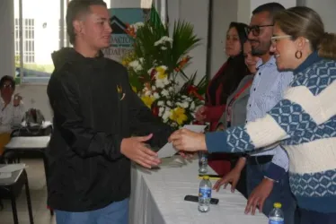 Población vulnerable de Villamaría participó en un curso corto de gastronomía, en el que aprendieron a elaborar una oferta variada de platillos y de dulcería. Brayan Samir Arredondo recibe su diploma en gastronomía.