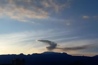 El volcán Nevado del Ruiz este sábado visto desde el barrio Linares de Manizales. 