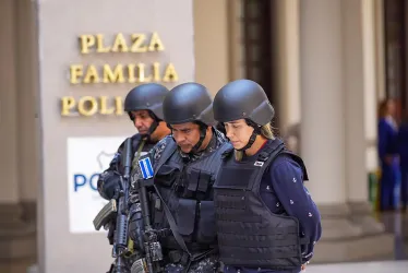 Fotografía cedida por la Policía Nacional Civil (PNC) de El Salvador donde se muestra a la colombiana Margaret Lizeth Chacón (d) tras su detención hoy en una sede policial en San Salvador (El Salvador).