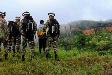 Un pelotón de la Brigada de @Ingenieros_EJC de Atención y Prevención de Desastres llegó al sitio de la emergencia para apoyar las labores de remoción y evacuación.