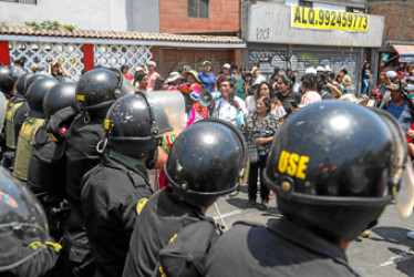 Un grupo de personas protestó contra el ingreso de la Policía Nacional de Perú el sábado para desalojar el campus de la Universidad Nacional Mayor de San Marcos, en Lima, donde desde hacía varios días acampaban cientos de manifestantes de diversas partes de Perú para participar en las protestas antigubernamentales.