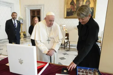 Una imagen proporcionada por los medios del Vaticano muestra al papa Francisco intercambiando regalos con la primera dama de Colombia, Verónica Alcocer García (d), durante una audiencia privada en la Ciudad del Vaticano.