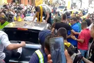 Mientras a los heridos los atendían, otras personas destruían el carro involucrado.
