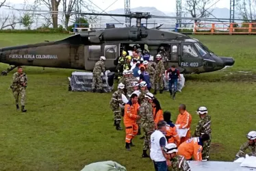 La Brigada de Ingenieros de Atención y Prevención de Desastres en coordinación con @Ejercito_Div3 realizan la evacuación de seis familias afectadas por la emergencia en el sector el túnel en Rosas, Cauca