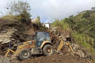 Se espera que con las placas huella y la construcción de gaviones se pueda garantizar el tránsito en la vía.