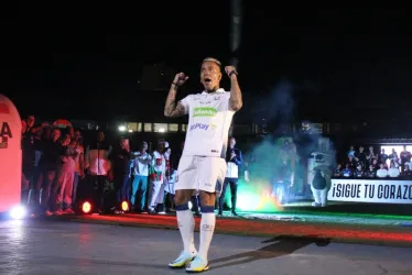 La salida de Dayro Moreno a la grama, con la camiseta del equipo, desató la euforia de los asistentes. El Once Caldas fue presentado el viernes en el estadio Palogrande en una jornada muy emotiva.