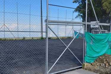 A la cancha detrás del monumento a Los Colonizadores le falta la demarcación. Está cerrada con candado.