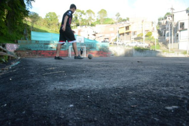 Estado de la gradería y la cancha del barrio Guamal. 