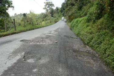 500 metros antes de la entrada a Termales Tierra Viva se encuentran estos cuatro huecos seguidos.