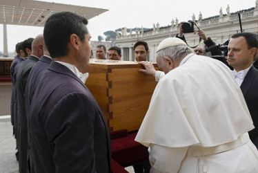 El último adiós de Ratzinger, muerto el pasado sábado con 95 años, fue presidido por Francisco y congregó a autoridades de numerosos países y unas 50.000 personas en una plaza vaticana cubierta por la niebla, en la que el cielo parecía más cerca del suelo que nunca.