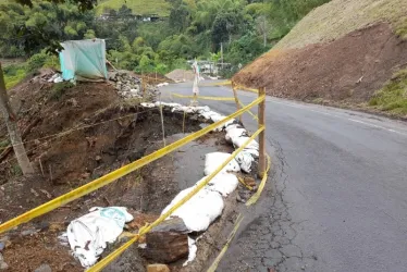 Desde hace varios meses el sector de La Quiebra ha sido álgido y presenta inestabilidad en taludes de la carretera, lo cual se agravó con el resquebrajamiento del pavimento que obligó al cierre de esta vía.