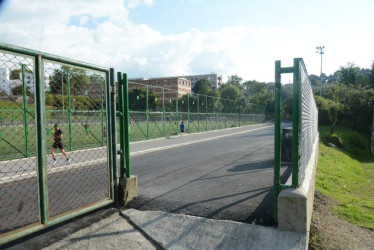 Esta es la puerta nueva del velódromo. Así se veía la entrada sin ella. 