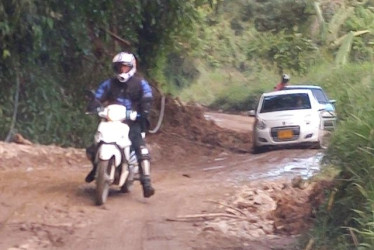 Así se encuentra un tramo de la vía Aranzazu-Salamina, los conductores deben estar atentos también a los derrumbes. 