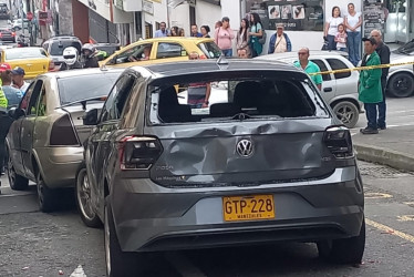 Un grupo de personas vandalizó el carro con el que atropellaron a los peatones.