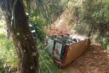 Carro de gas, atrapado por derrumbe en Salamina: los ocupantes resultaron ilesos