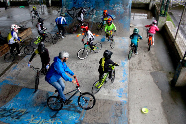 Julián Martínez Jiménez usa el skatepark de la Unidad Deportiva para hacer la clase de freestyle con sus alumnos de BMX