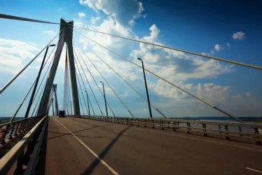 Ilustración sobre el puente entre los municipios de Plato y Zambrano, en Magdalena, por el que imputaron a los funcionarios de la ANI. 