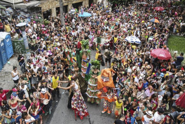 Vista área durante la comparsa callejera "Gigantes da Lira".